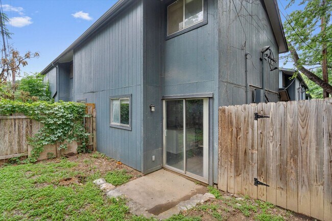 Building Photo - Perfectly Located Townhome in South Austin