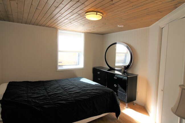 Basement bedroom - 2300 Ives Ln N