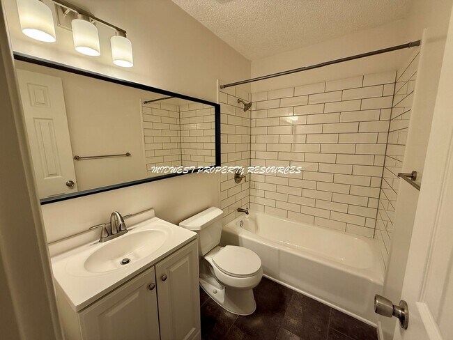 Building Photo - Beautiful 2 Bedroom Duplex - Fresh & Clean!
