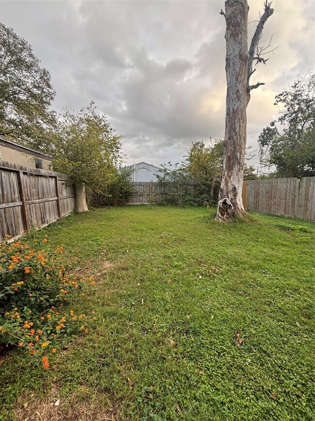 Building Photo - 1208 Pine St