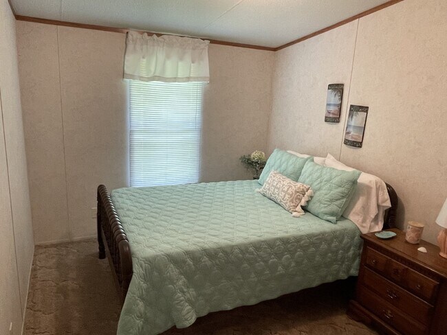 Building Photo - Furnished 3 bedroom 2 full bathroom Manufa...