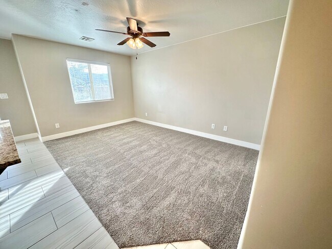 Building Photo - Desert Hills Gem!