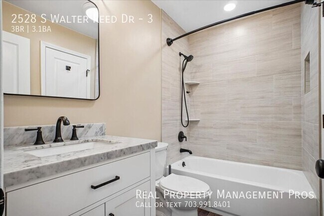 Building Photo - 2528 S Walter Reed Dr