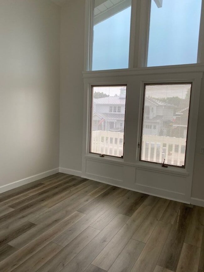 Building Photo - Welcome to this beautiful 4 bedroom home in the highly desirable "Port Streets" of Newport Beach