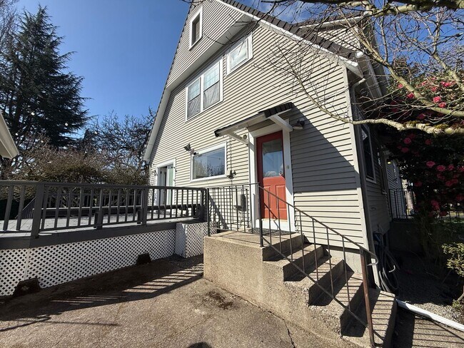 Building Photo - Charming historic home McMinnville 4 bed / 2.5 bath