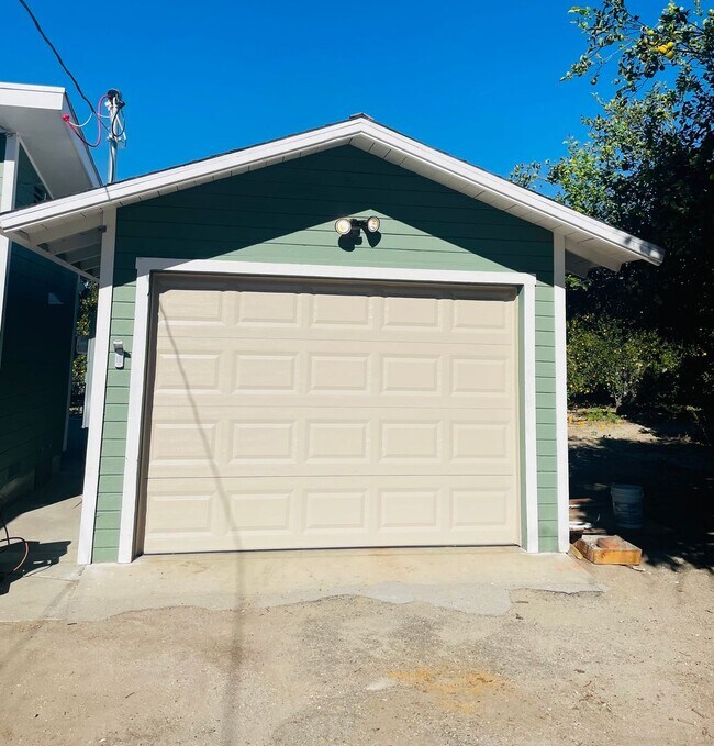 Building Photo - Charming 3-bedroom, 2-bathroom single story home located in the heart of Fillmore