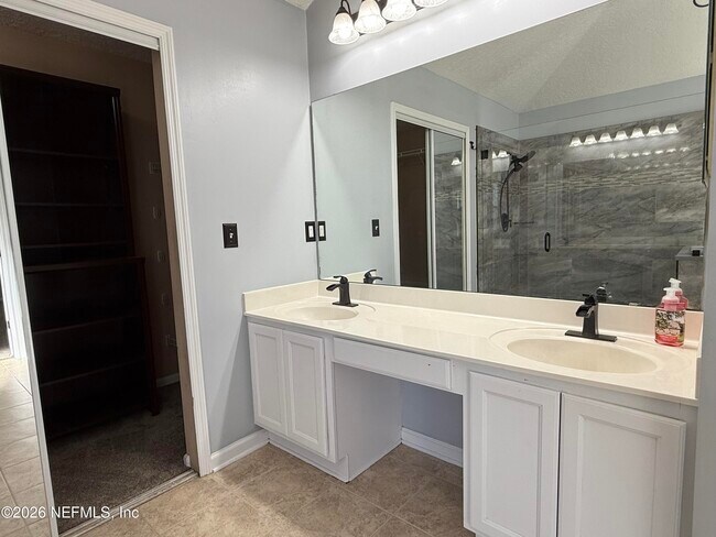 Building Photo - 12205 Madison Creek Dr