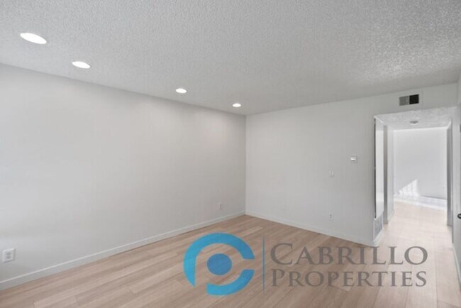 Building Photo - 5067 La Cuenta Dr
