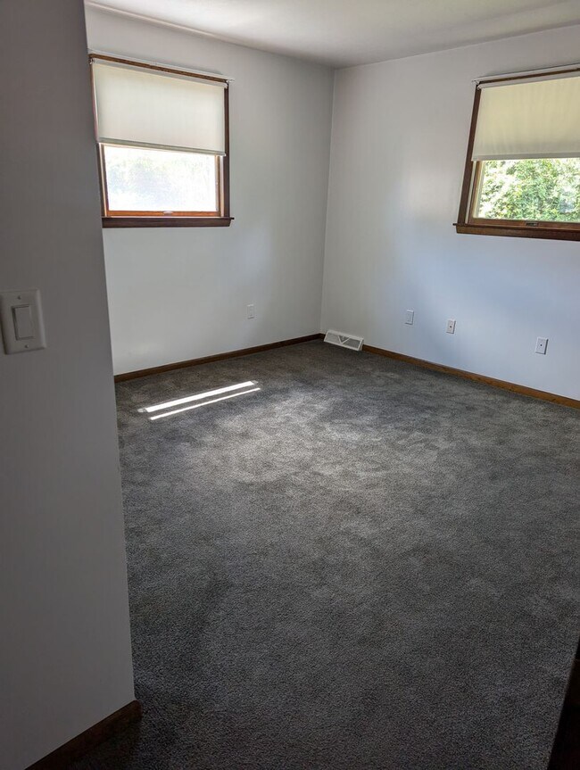 Building Photo - Nicely Renovated 2 Bedroom/2  Bath in Bon ...