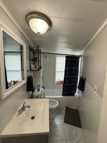 Building Photo - 86 Oak St