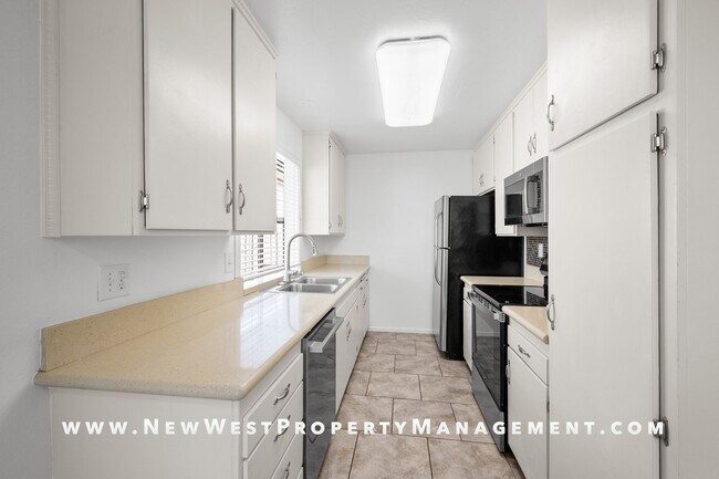 Building Photo - Recently Refreshed Point Loma 2-Bedroom at Baycrest! Small Pet OK! Available Now!