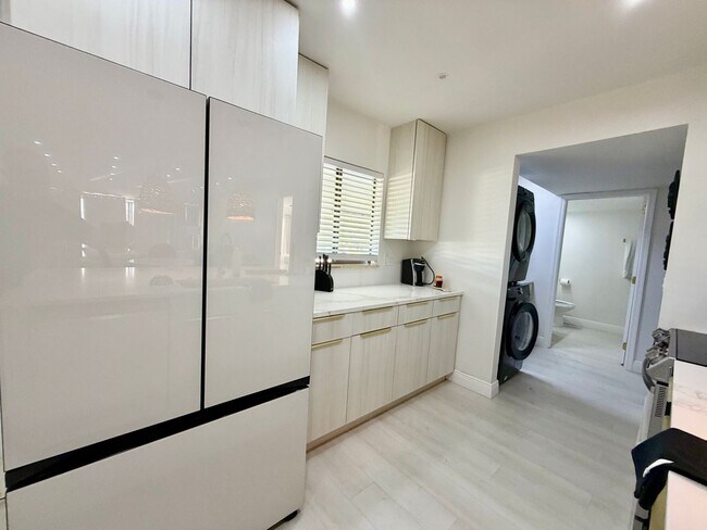 Building Photo - Bright & Modern 2-Bed Condo Overlooking Pond and Golf Course in Saddlebrook!