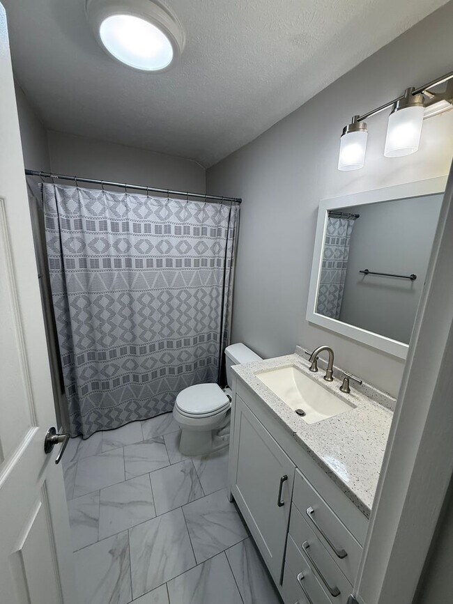 Building Photo - 10412 Pinoak View Dr