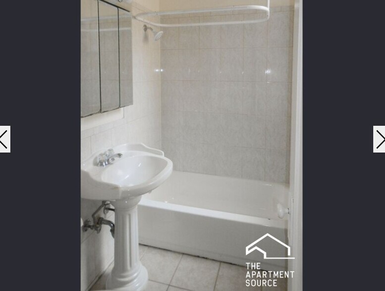 Building Photo - 2202 W Foster Ave