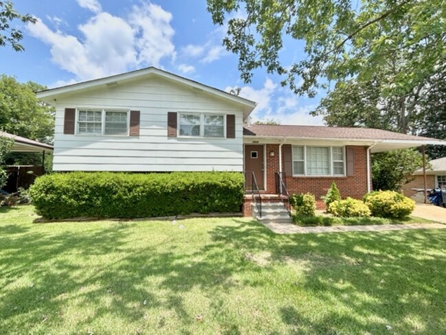 Building Photo - THREE BEDROOM/TWO BATH SPACIOUS HOME - CON...
