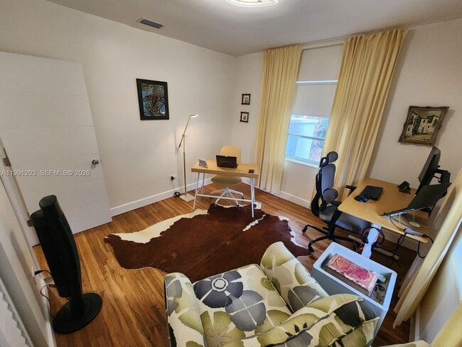 Building Photo - 831 Plover Ave