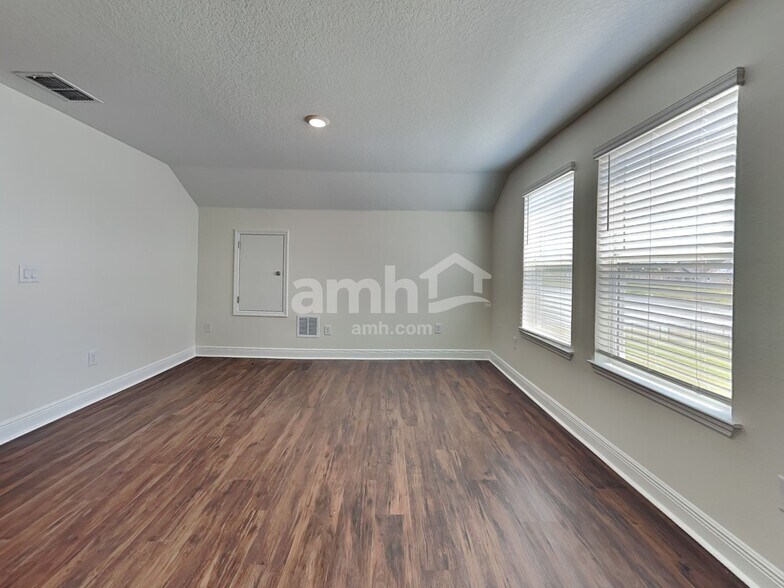 Building Photo - 14511 Cedar Mill Dr