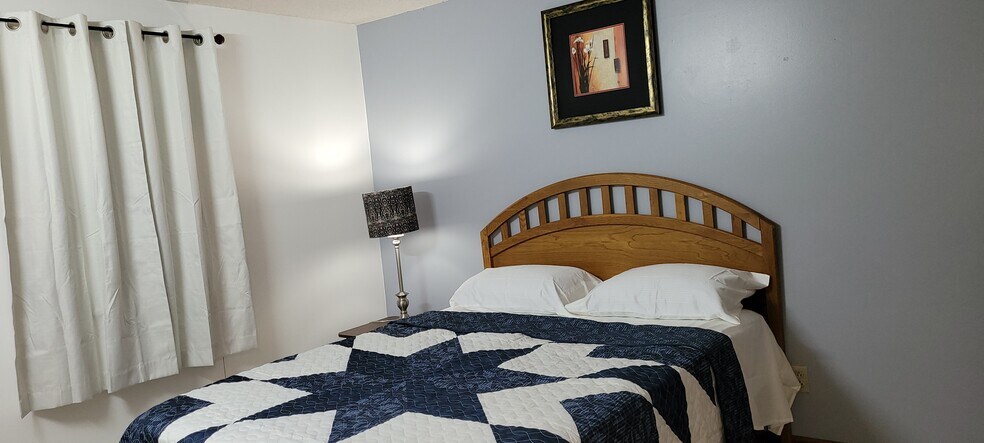 Building Photo - 2737 Alder Creek Dr S