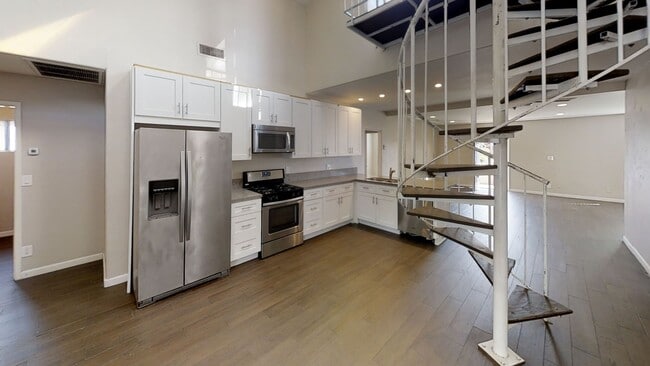 Building Photo - BIG House! Spacious bedrooms! Garage and D...