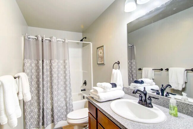 Second bathroom with bathtub/shower - 91 E Rosebud Ave