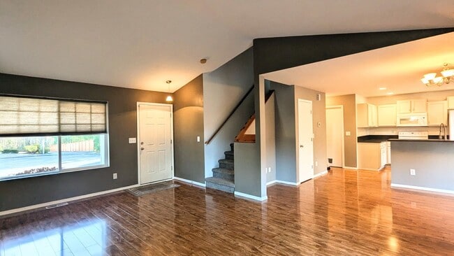 Building Photo - 3bd/2.5ba Everett Home