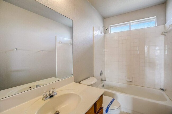 Building Photo - 1238 Acanthus St