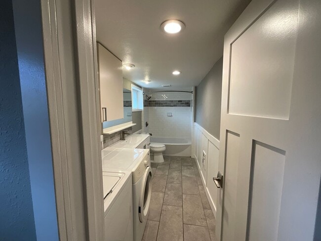 Building Photo - 3 Bedroom Home with Beautiful Upgrades in Everett