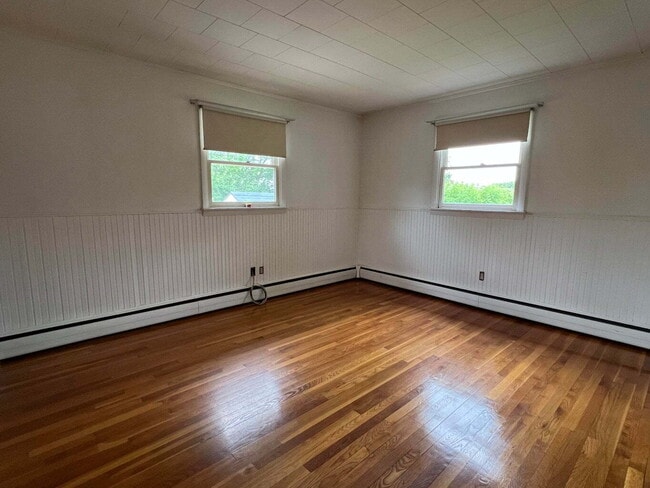 Building Photo - "Charming 3-Bed, 2-Bath Gem on Pearl Street – Your Ideal Bangor Retreat!"