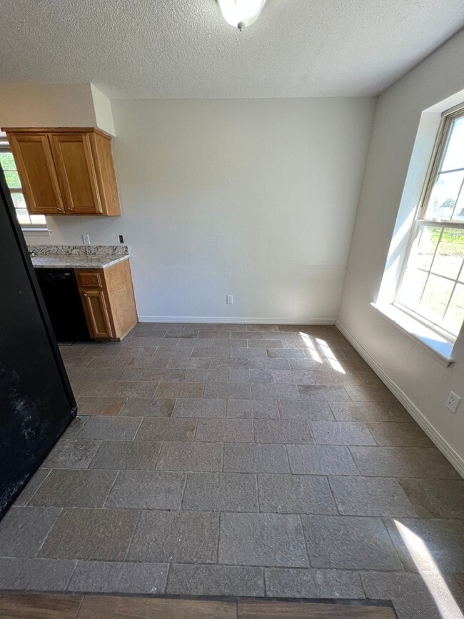 Building Photo - Nice 3 Bed 1.5 Bath House with 1 Car Garag...