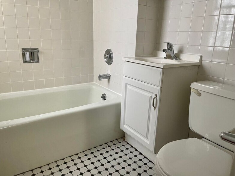 Building Photo - 548 Elmwood Ave