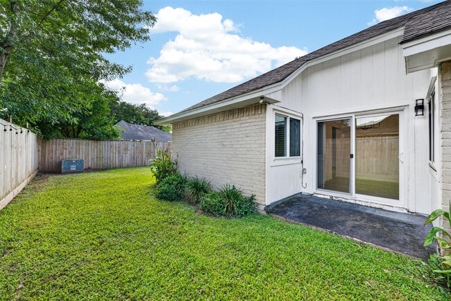 Building Photo - 17006 Enchanted Cir E