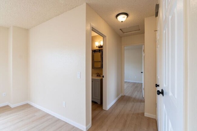 Building Photo - Newly Remodeled 2 bedroom 1 bathroom Seaside Apartment!