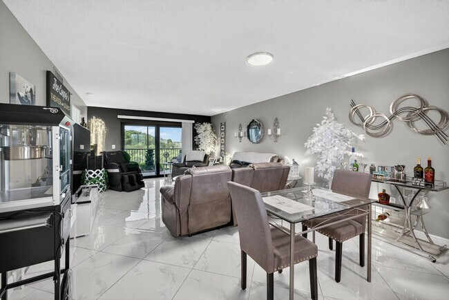 Building Photo - 2334 S Cypress Bend Dr