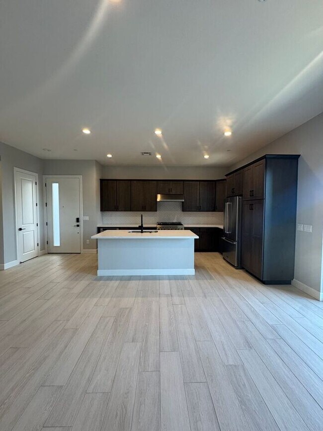 Building Photo - 1521 Golf Club Dr