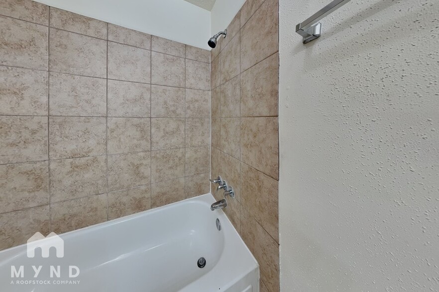 Building Photo - 10002 Green Valley Ln