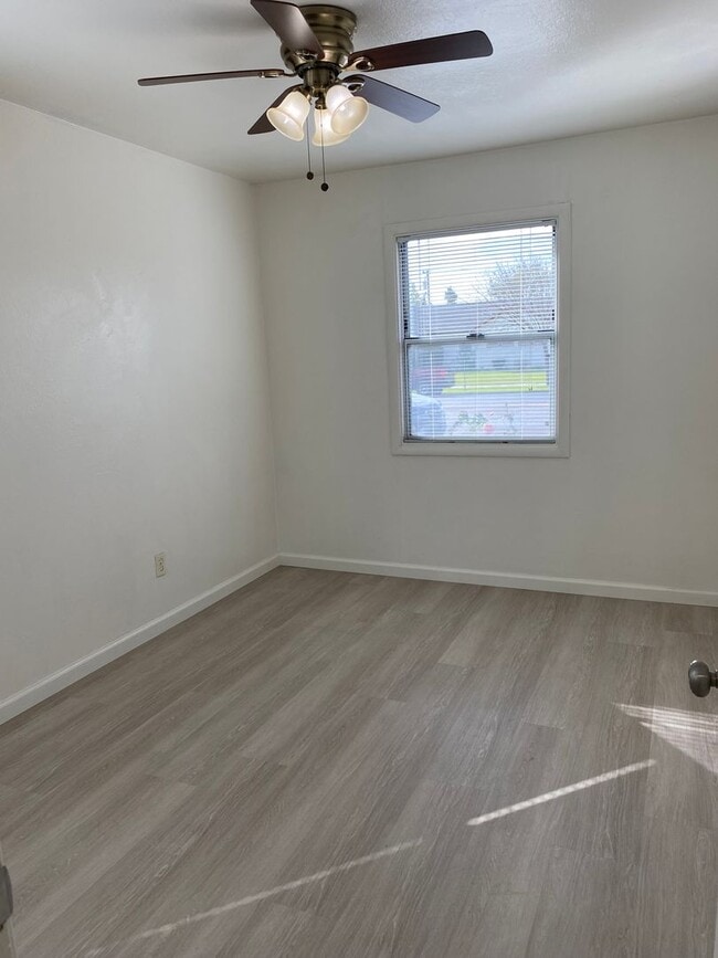 Building Photo - Rent Reduction!! 1bed/1bath Duplex within walking distance of Downtown Fairfield
