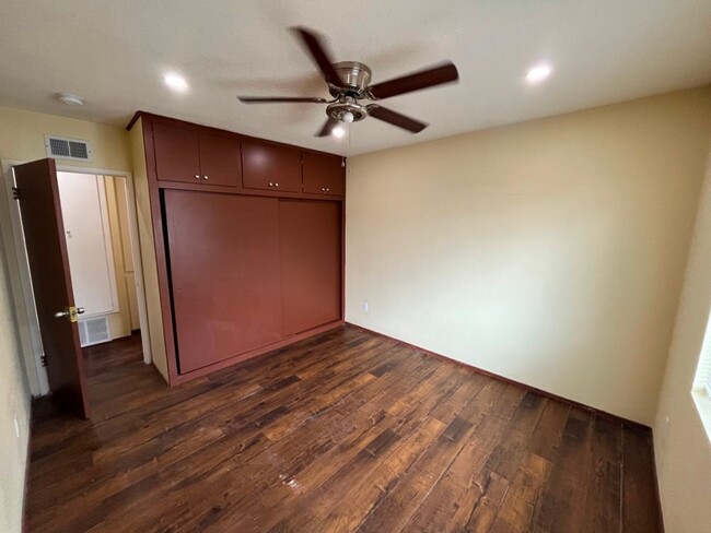 Building Photo - MOVE IN READY 4+2 w/bonus room + open floo...