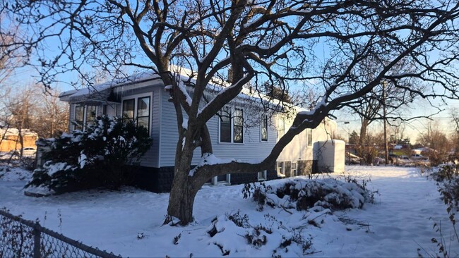 Building Photo - 3BR Single-Family Home with Basement & Off-Street Parking