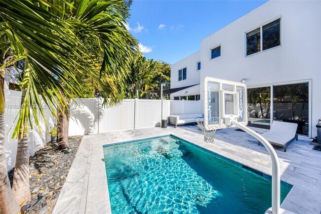 Building Photo - 817 NE 17th Way