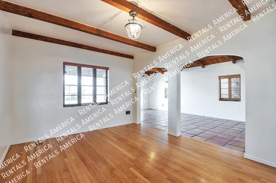 Building Photo - 2516 E 4th St