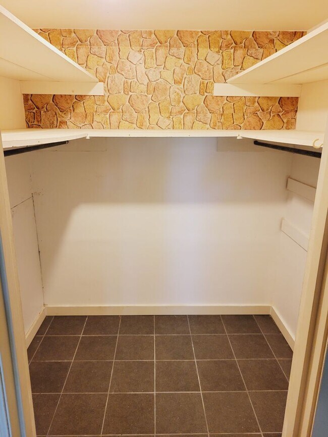 Building Photo - 984 Shades Crest Rd