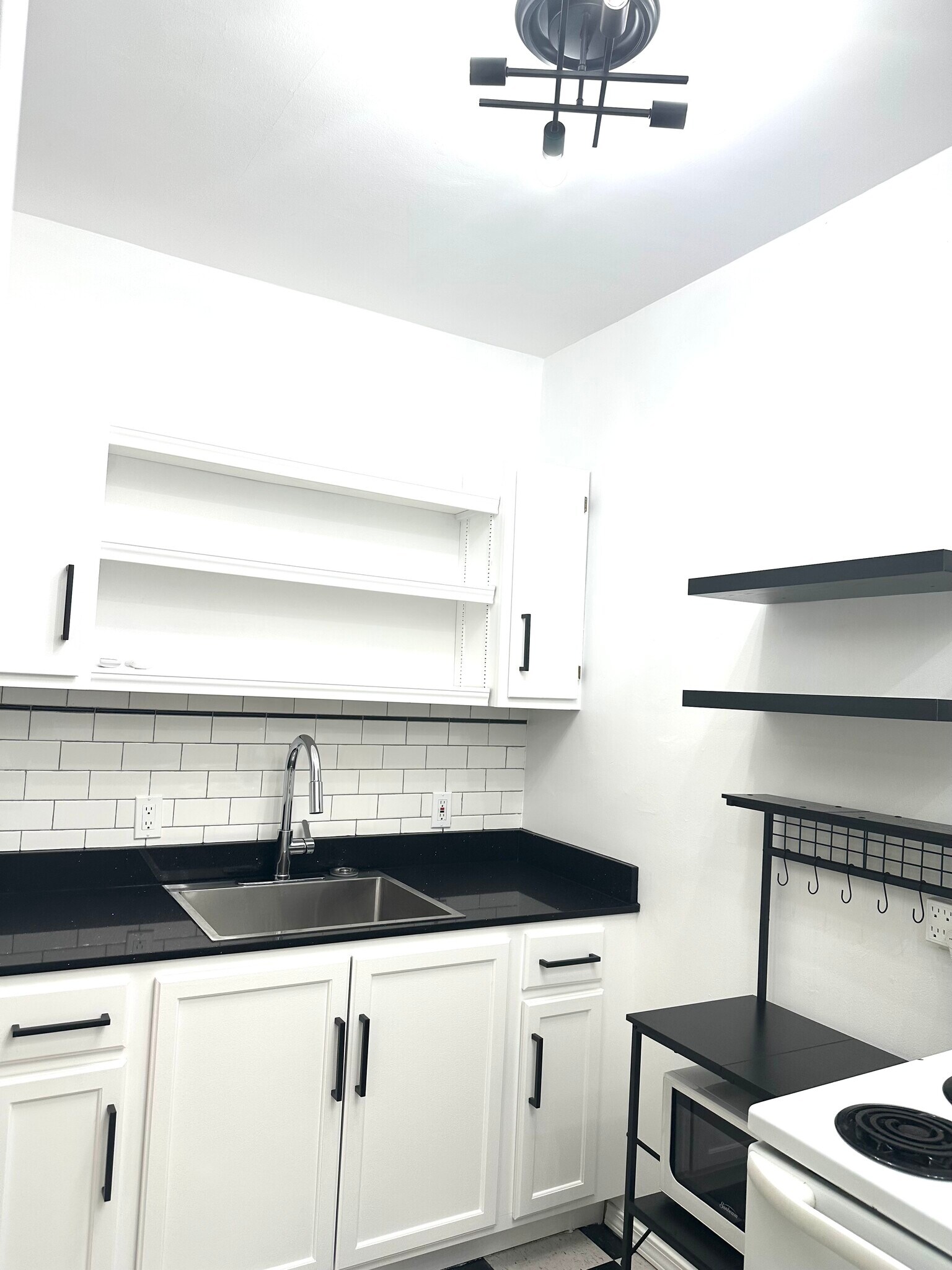 Building Photo - 1108 S Detroit Ave Michael