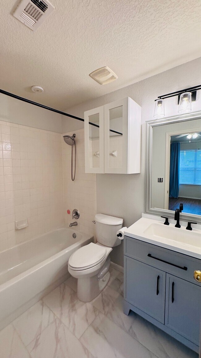 Building Photo - 1014 Kajon Cove