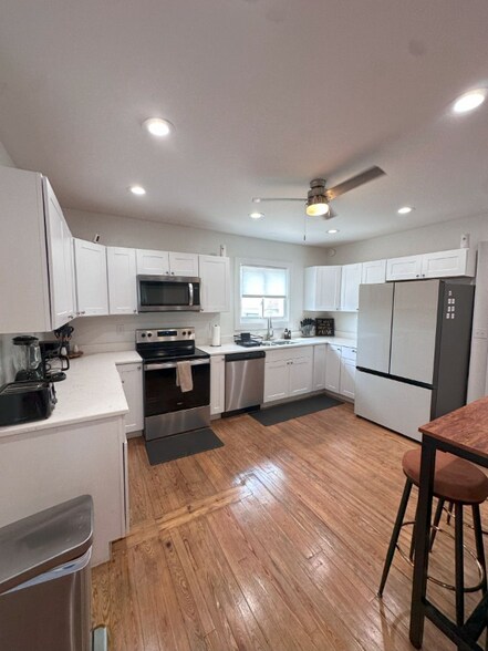 Building Photo - 303 N Delphine Ave