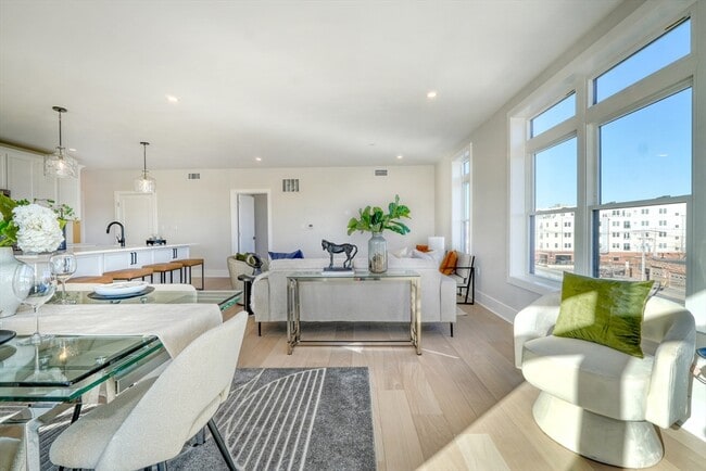 Building Photo - 62 Foundry St