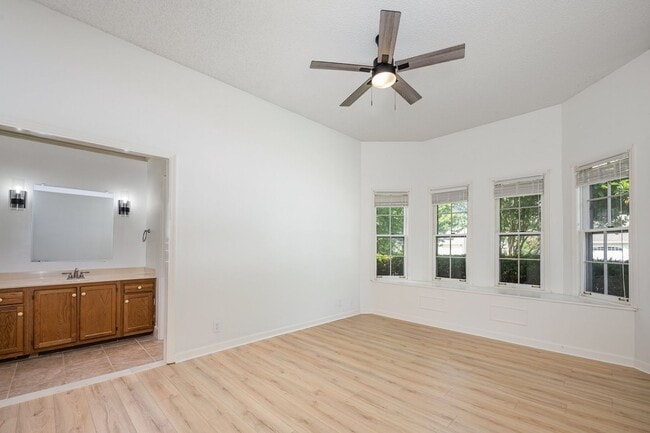 Building Photo - Charming 2-Bedroom Home with Sunroom in th...