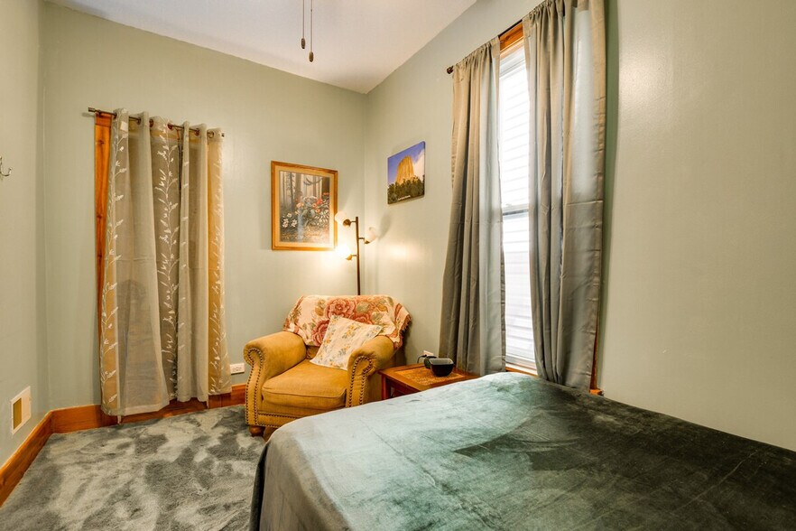 Building Photo - 1810 N Albany Ave