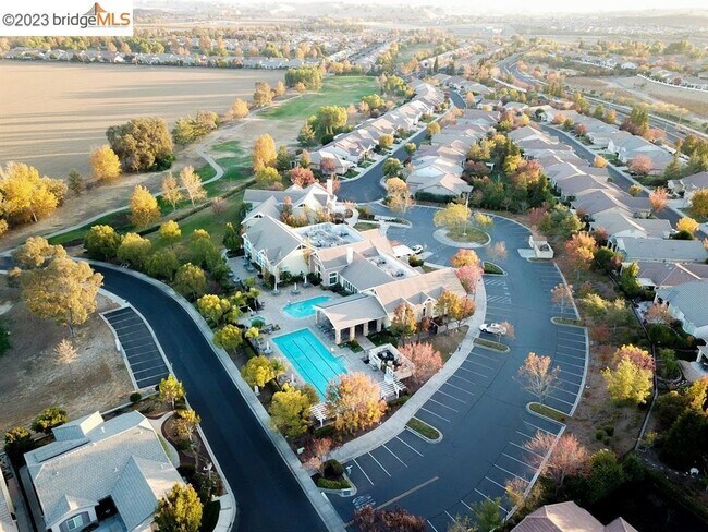 Building Photo - 935 Centennial Dr