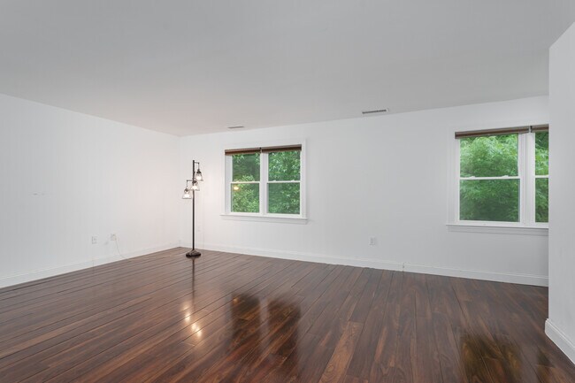 Building Photo - 211 Ross Stevenson Cir