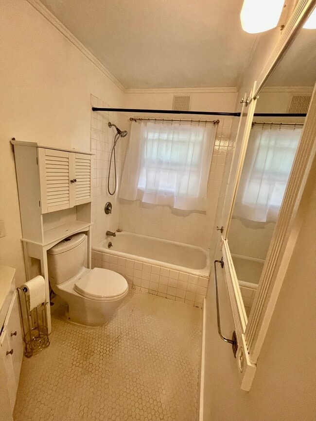 Building Photo - Upgraded 3bd/2bath Laurelhurst Home w/ Pri...